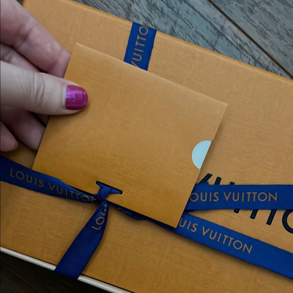 Louis Vuitton Gift Box with Blue Ribbon - Picture 4 of 5